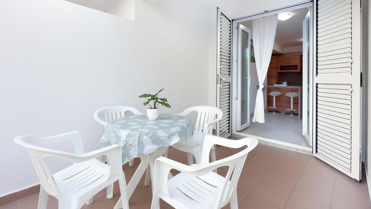Apartments Tomy Novalja Exterior foto