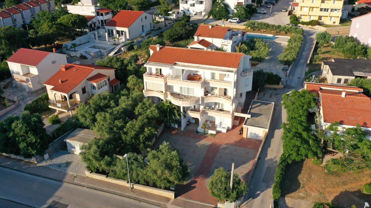 Apartments Tomy Novalja Exterior foto